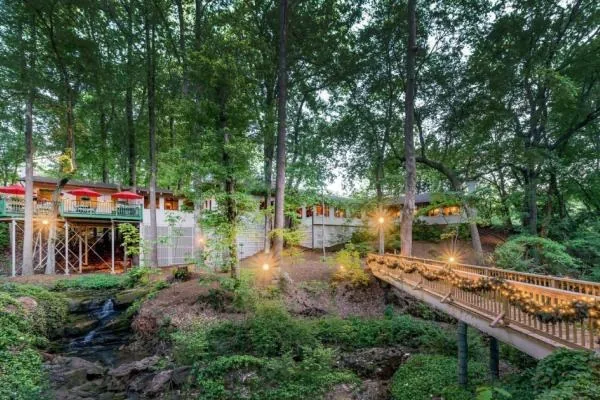 Ryan's Restaurant in its wooded setting